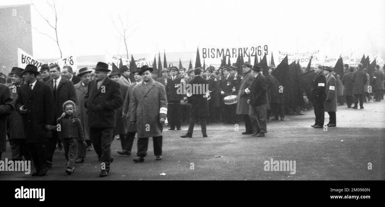 Mit schwarzen Flaggen demonstrierten Bergleute der Bismarck-Grube und ihre Angehörigen gegen die Schließung ihrer Grube am 19. Februar 1966, Deutschland, Stockfoto