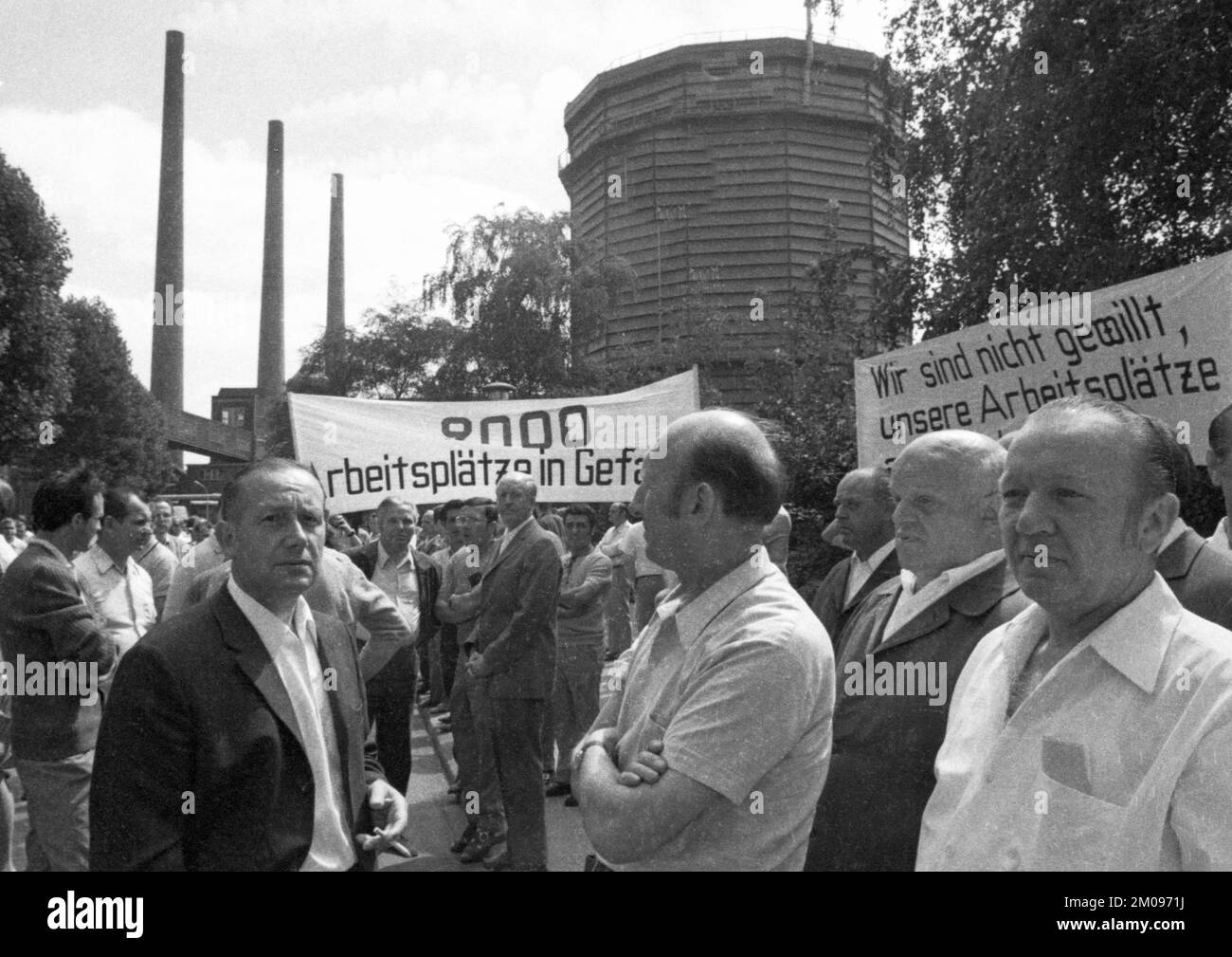 Mit schwarzen Flaggen, Trauer und Wut demonstrierten die Arbeiter von Delog, einer Fabrik für Flachglas, am 13. Juli 1971 in Gelsenkirchen zur Erhaltung o Stockfoto