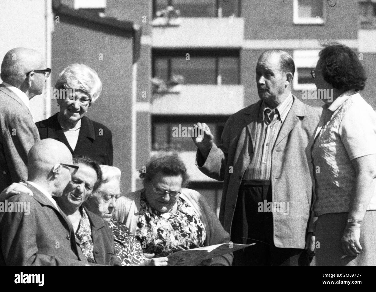 Diese Gruppe von Rentnern, die hier am 18. August 1971 in Dortmund zu sehen war, leidet unter der inflationären Entwicklung ihrer Renten und hat sich angeschlossen Stockfoto