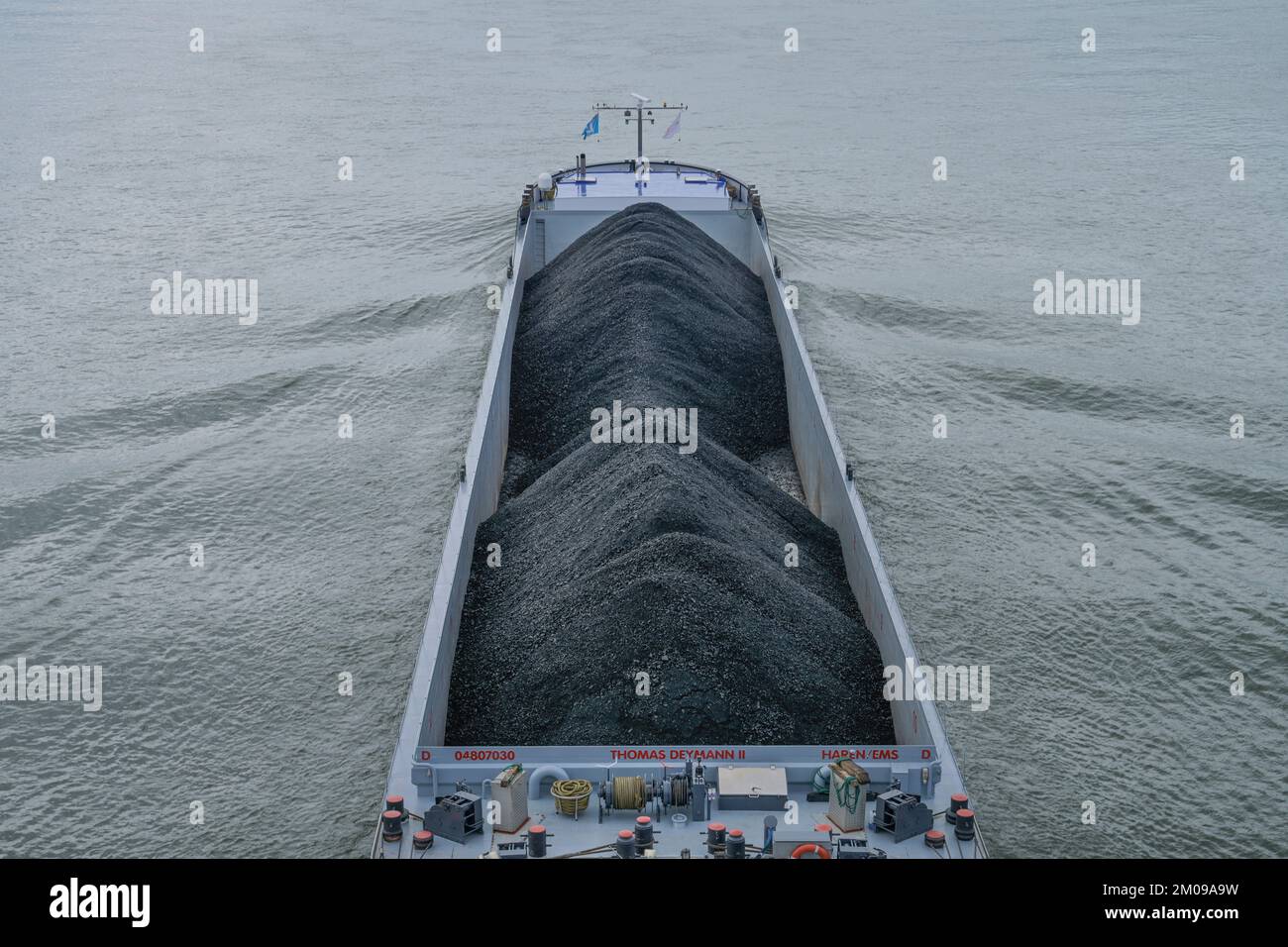 Frachtschiff mit Steinkohle auf dem Rhein, Mainz, Rheinland-Pfalz, Deutschland Stockfoto