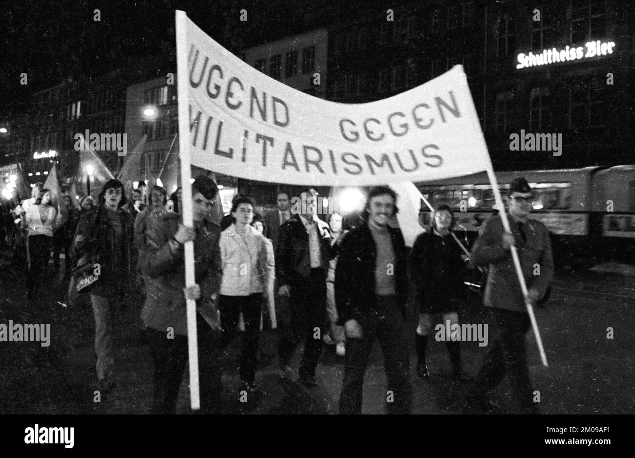 Linke und pazifistische Demonstration zum Anti-Kriegstag am 1.9.1971 in Bochum.Banner: Jugend gegen Militarismus, Deutschland, Europa Stockfoto