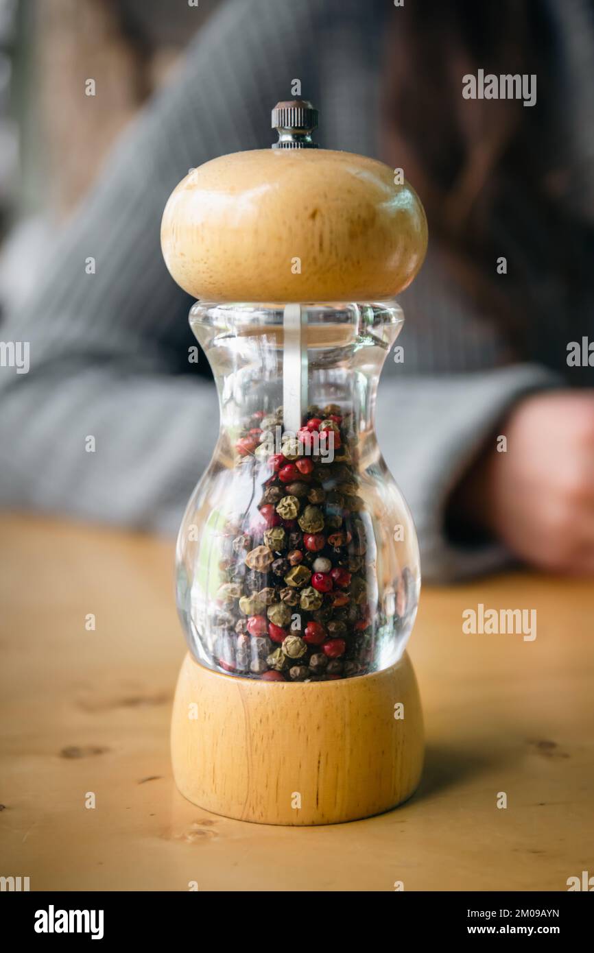 Nahaufnahme, Flasche Pfeffer in Behältern mit Mühle. Stockfoto