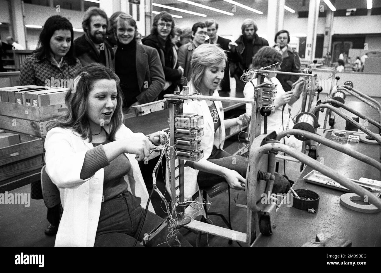 Herstellung elektronischer Geräte durch Arbeitnehmerinnen bei Siemens am 23.11.1974 in Kamp-Lintfort, DEU, Deutschland, Kamp, Europa Stockfoto