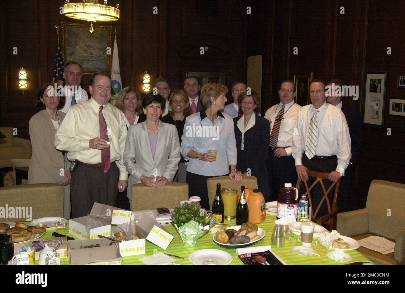 Christine Todd Whitman geht weg, Umweltschutzbehörde Stockfoto Christine Todd Whitman geht weg, Umweltschutzbehörde Stockfoto