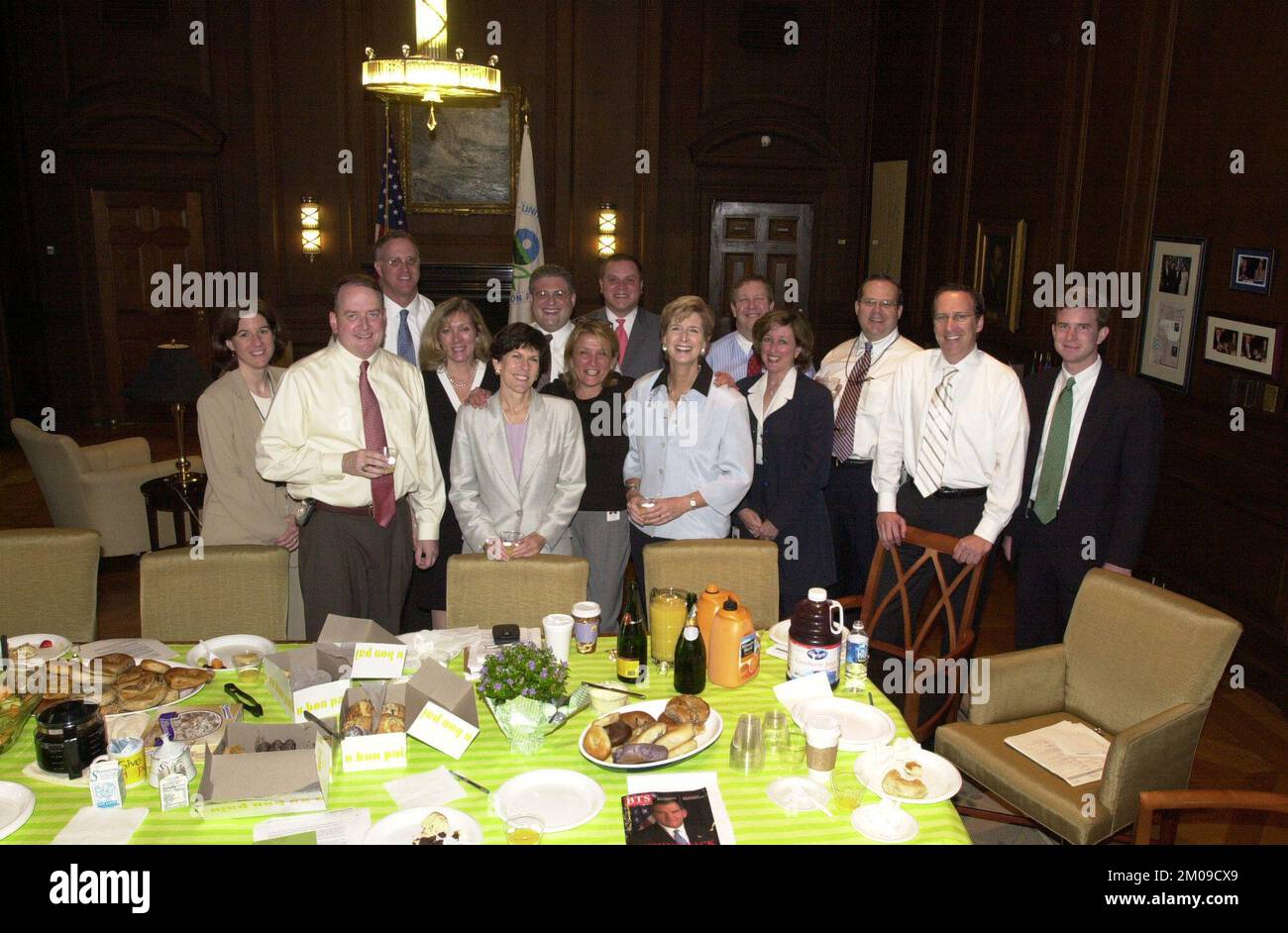 Christine Todd Whitman geht weg, Umweltschutzbehörde Stockfoto Christine Todd Whitman geht weg, Umweltschutzbehörde Stockfoto