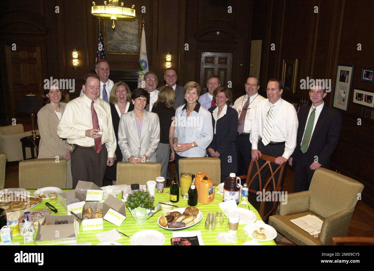 Christine Todd Whitman geht weg, Umweltschutzbehörde Stockfoto Christine Todd Whitman geht weg, Umweltschutzbehörde Stockfoto