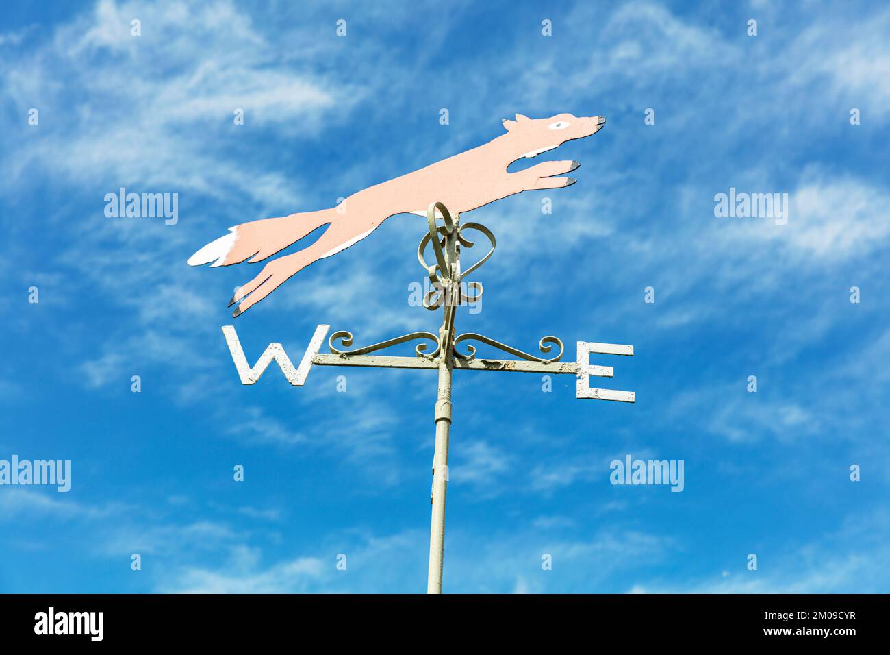 Wetterfahne, Windfahne, Wetterfahne oder Wetterhahn ist ein Instrument, das zur Anzeige der Windrichtung verwendet wird. Sie wird in der Regel als Archit verwendet Stockfoto