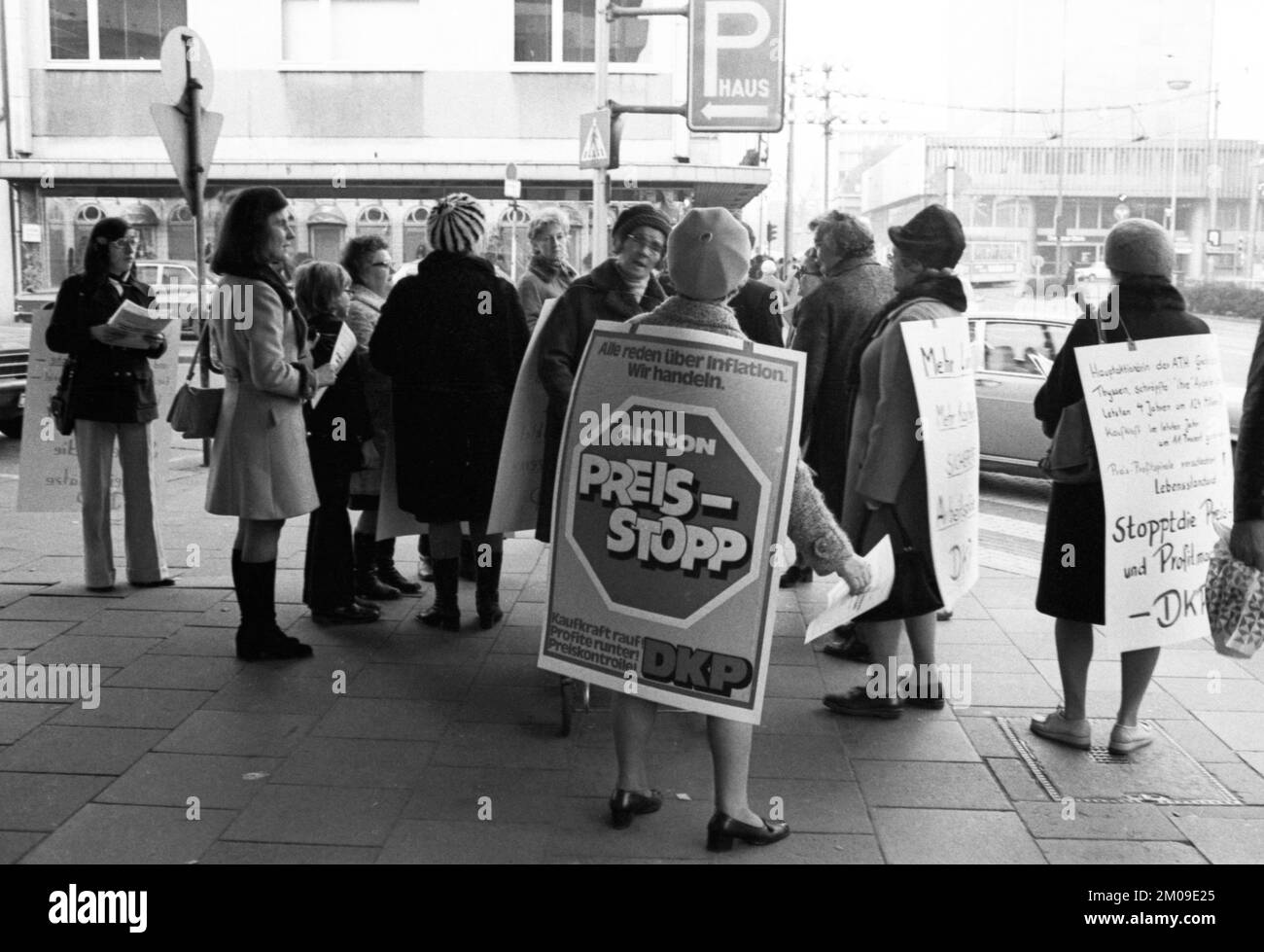 Anhänger der DKP bei einer Frauenaktion in der Fußgängerzone für ein Preisstopping in Duisburg, 6.11.1974, Deutschland, Europa Stockfoto