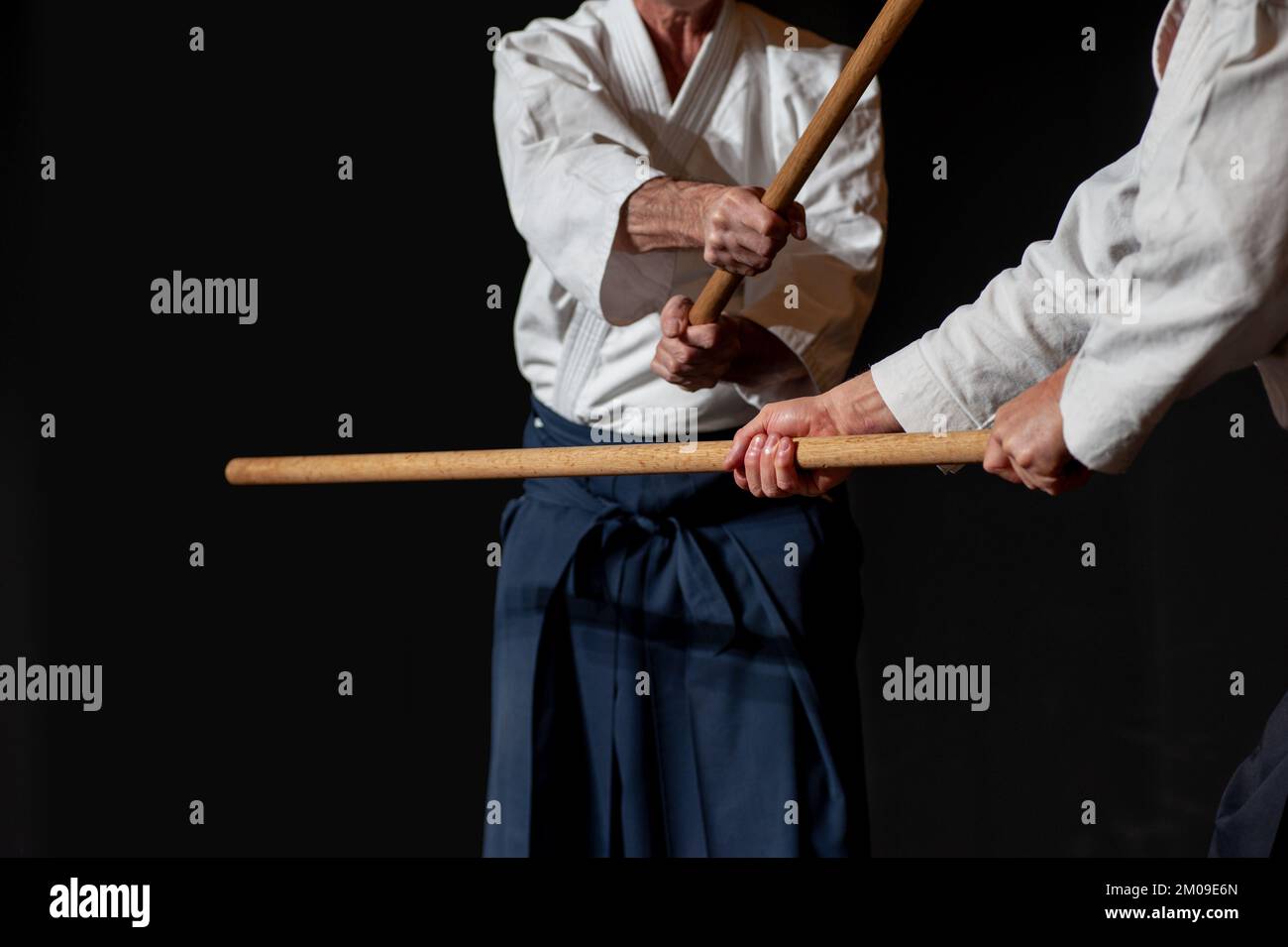 Schwarze Gürtel-Aikido-Meister während eines Bokken-Trainings. Stockfoto