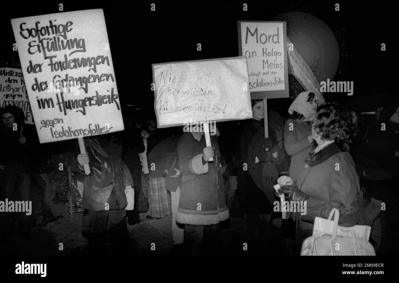 Linksgerichtete Sympathisanten der Roten Armee-Faktion (RAF), die am 13.11.1974 nach dem Tod nach dem Hungerstreik von Holger Meins in Dortmund protestieren Stockfoto