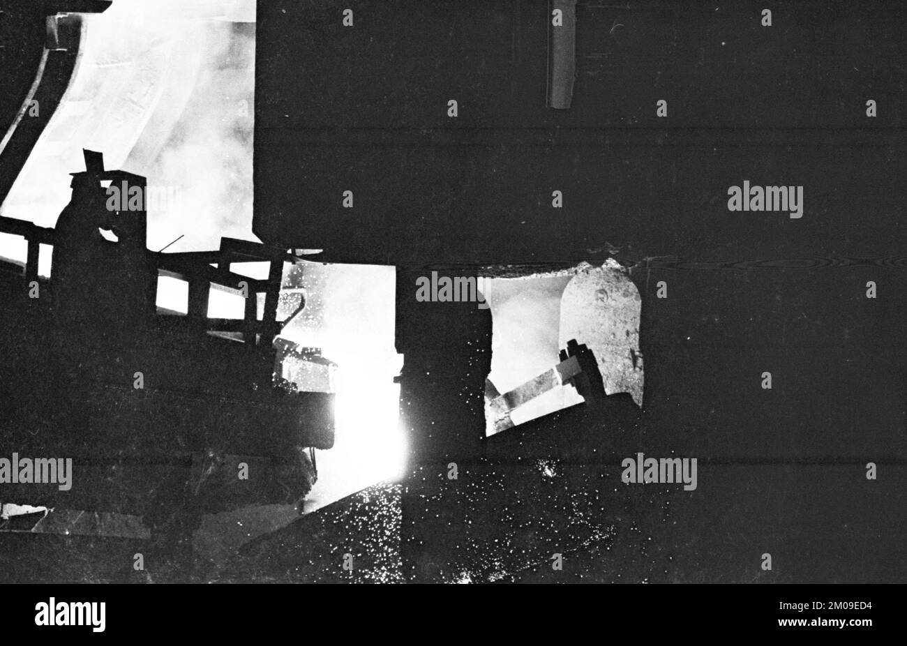 Stahlproduktion im Stahlwerk der Hoesch AG in Westfalenhuette am 4.12.1974 am Hochofenwerk und Siemens Martin Ofen (SM) in Dortmund, Ger Stockfoto