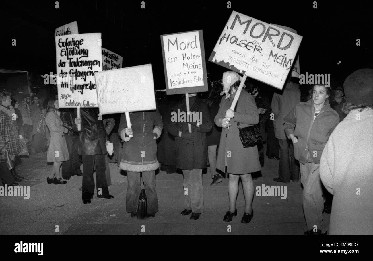 Linksgerichtete Sympathisanten der Roten Armee-Faktion (RAF), die am 13.11.1974 nach dem Tod nach dem Hungerstreik von Holger Meins in Dortmund protestieren Stockfoto