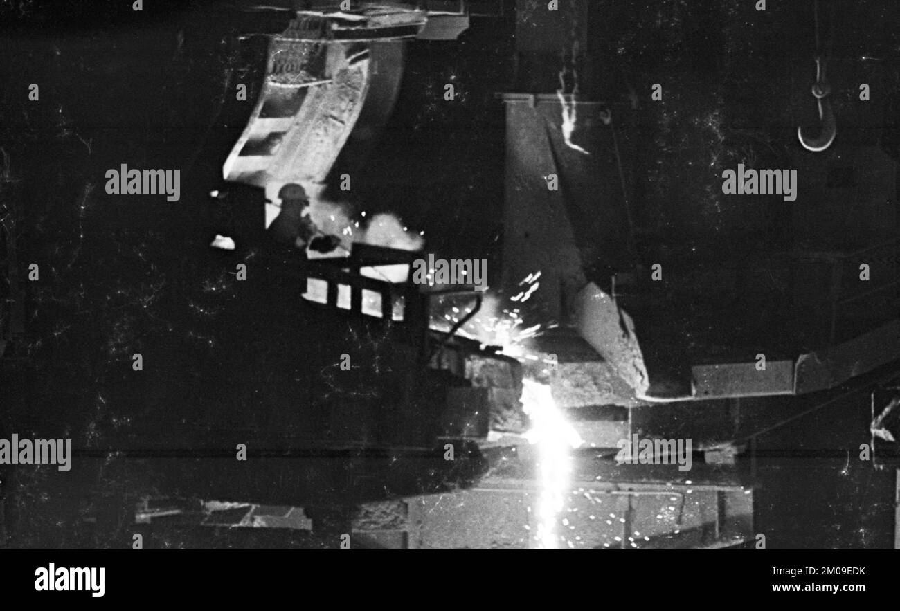 Stahlproduktion im Stahlwerk der Hoesch AG in Westfalenhuette am 4.12.1974 am Hochofenwerk und Siemens Martin Ofen (SM) in Dortmund, Ger Stockfoto