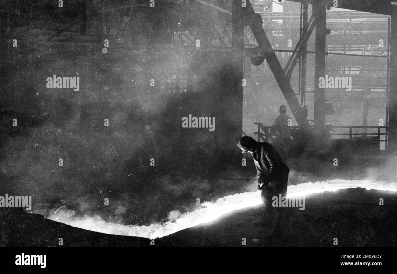 Stahlproduktion im Stahlwerk der Hoesch AG in Westfalenhuette am 4.12.1974 am Hochofenwerk und Siemens Martin Ofen (SM) in Dortmund, Ger Stockfoto