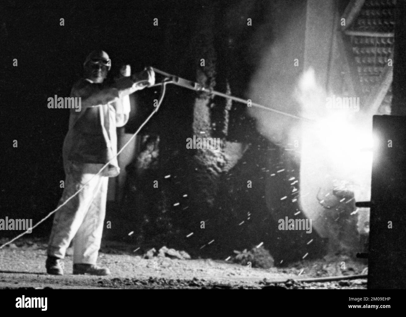 Stahlproduktion im Stahlwerk der Hoesch AG in Westfalenhuette am 4.12.1974 am Hochofenwerk und Siemens Martin Ofen (SM) in Dortmund, Ger Stockfoto