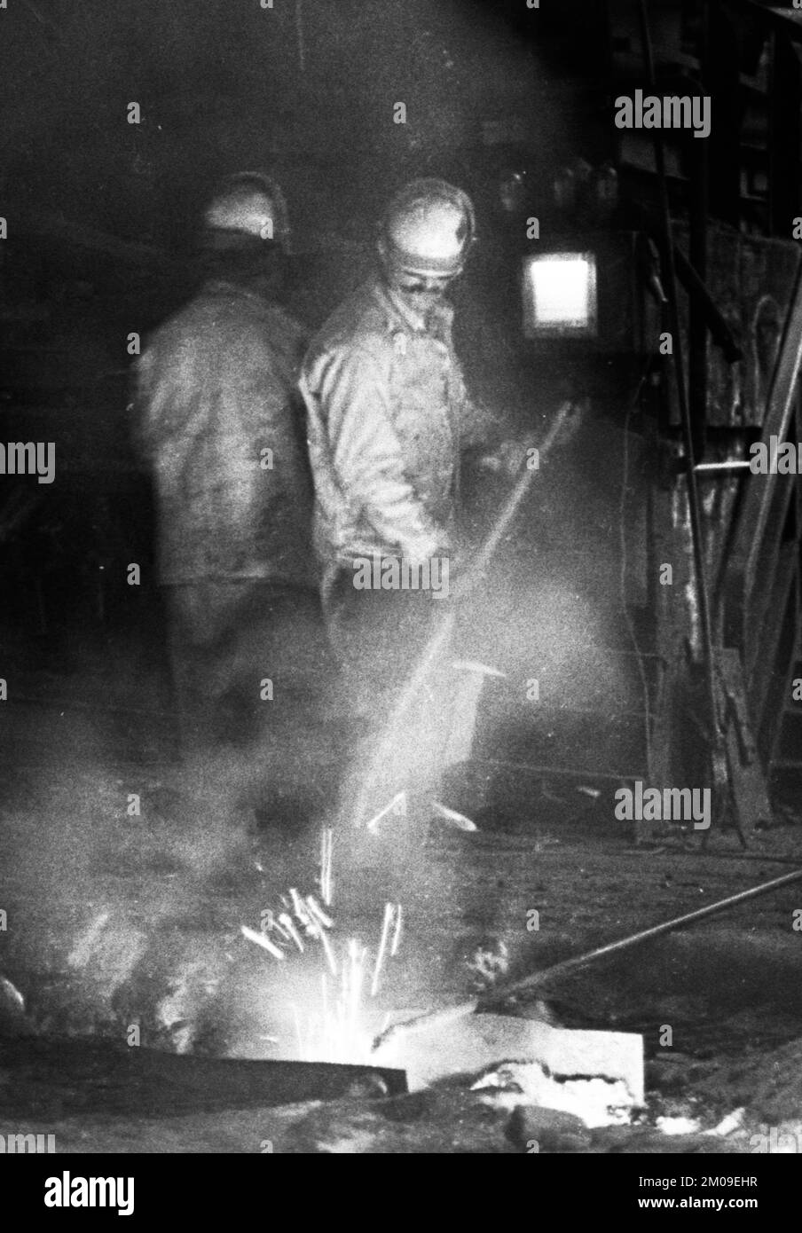 Stahlproduktion im Stahlwerk der Hoesch AG in Westfalenhuette am 4.12.1974 am Hochofenwerk und Siemens Martin Ofen (SM) in Dortmund, Ger Stockfoto