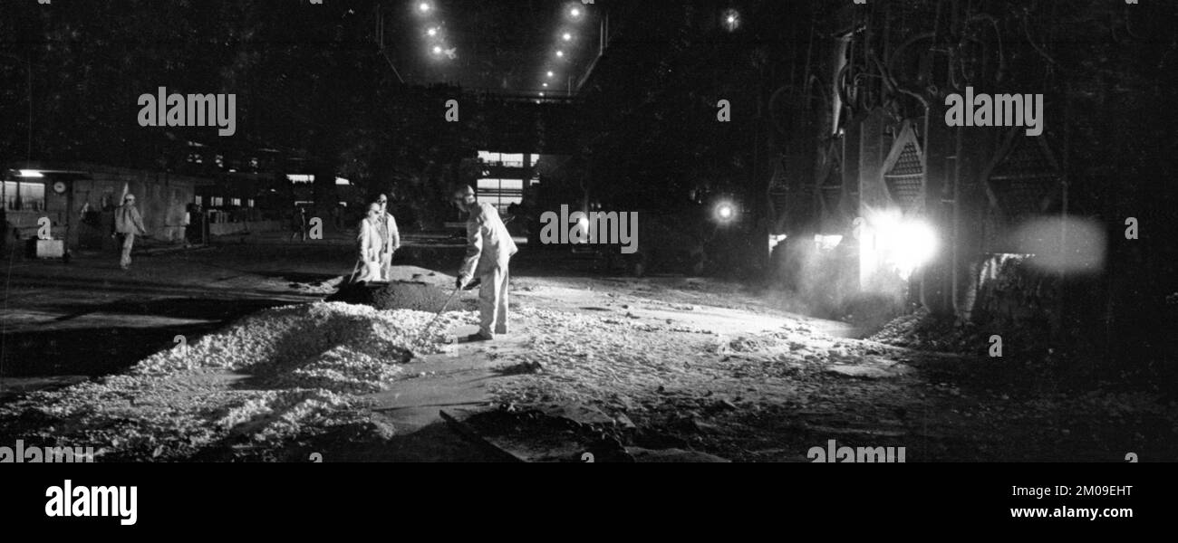 Stahlproduktion im Stahlwerk der Hoesch AG in Westfalenhuette am 4.12.1974 am Hochofenwerk und Siemens Martin Ofen (SM) in Dortmund, Ger Stockfoto