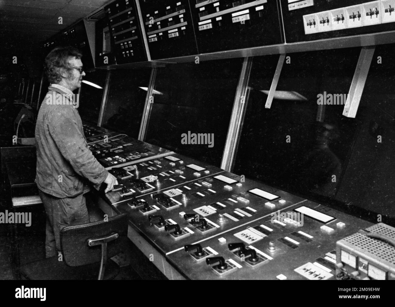 Stahlproduktion im Stahlwerk der Hoesch AG in Westfalenhuette am 4.12.1974 am Hochofenwerk und Siemens Martin Ofen (SM) in Dortmund, Ger Stockfoto