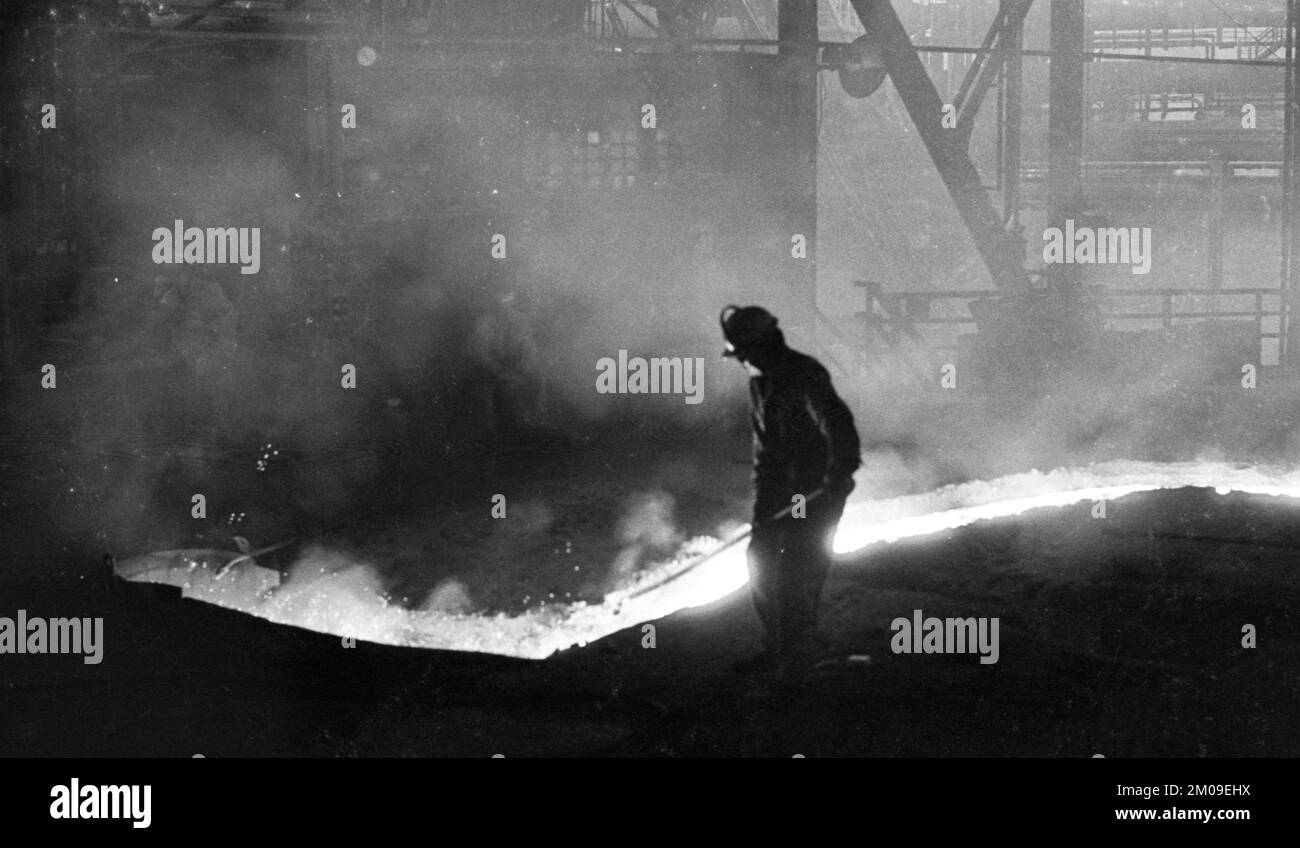 Stahlproduktion im Stahlwerk der Hoesch AG in Westfalenhuette am 4.12.1974 am Hochofenwerk und Siemens Martin Ofen (SM) in Dortmund, Ger Stockfoto
