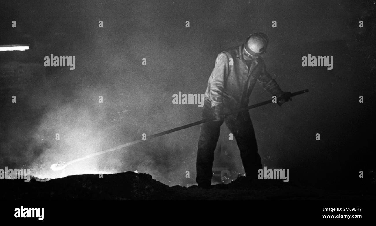 Stahlproduktion im Stahlwerk der Hoesch AG in Westfalenhuette am 4.12.1974 am Hochofenwerk und Siemens Martin Ofen (SM) in Dortmund, Ger Stockfoto