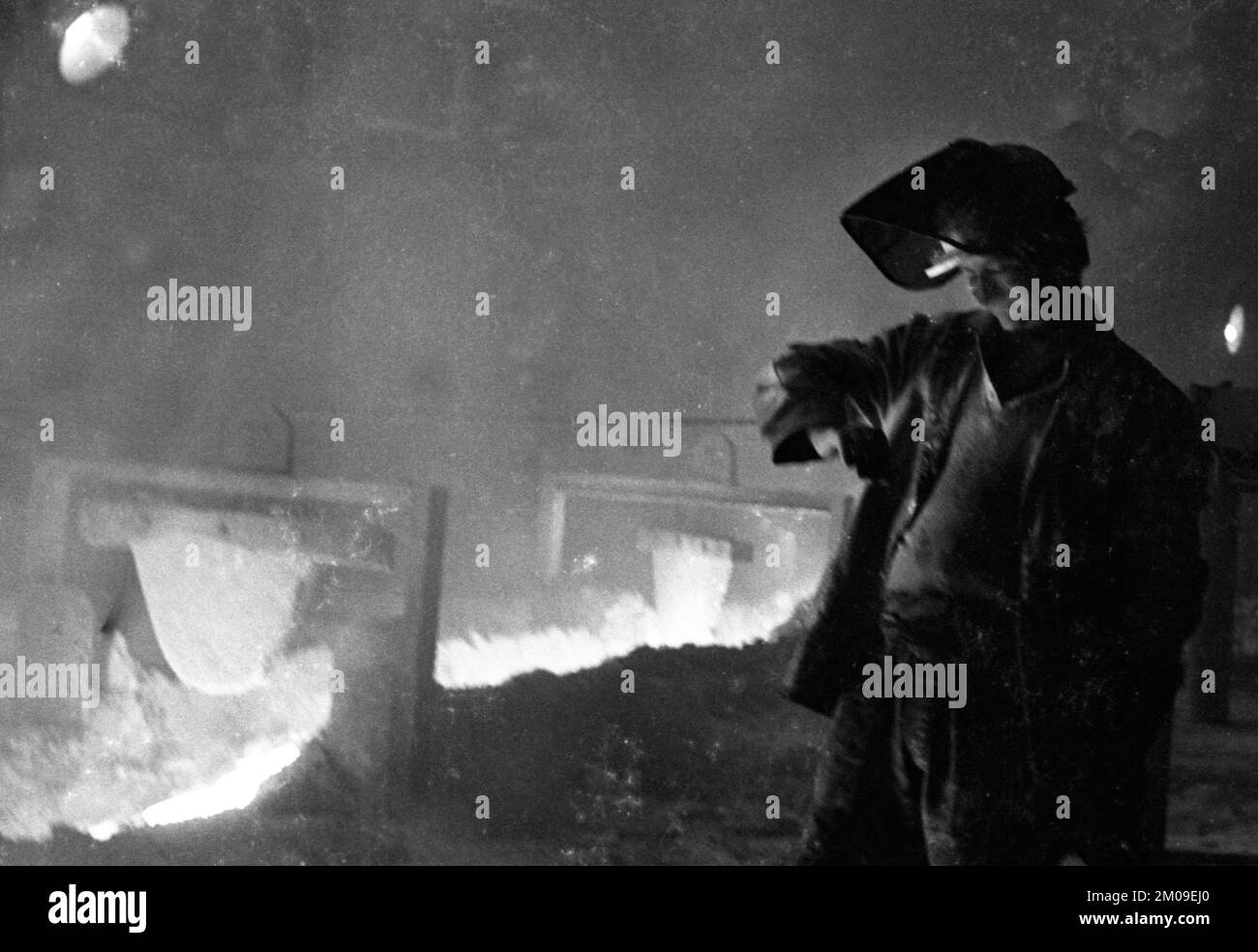 Stahlproduktion im Stahlwerk der Hoesch AG in Westfalenhuette am 4.12.1974 am Hochofenwerk und Siemens Martin Ofen (SM) in Dortmund, Ger Stockfoto