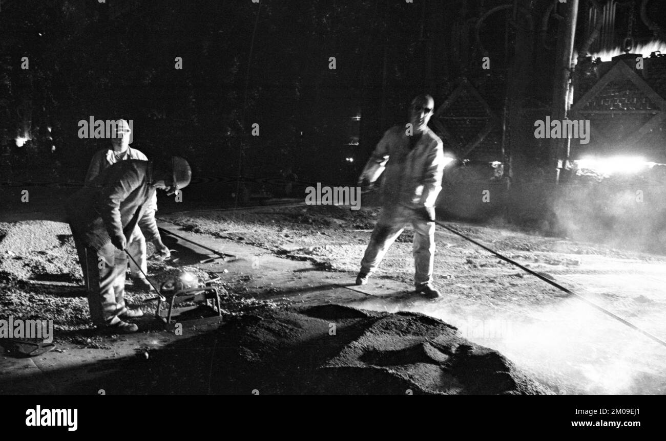 Stahlproduktion im Stahlwerk der Hoesch AG in Westfalenhuette am 4.12.1974 am Hochofenwerk und Siemens Martin Ofen (SM) in Dortmund, Ger Stockfoto