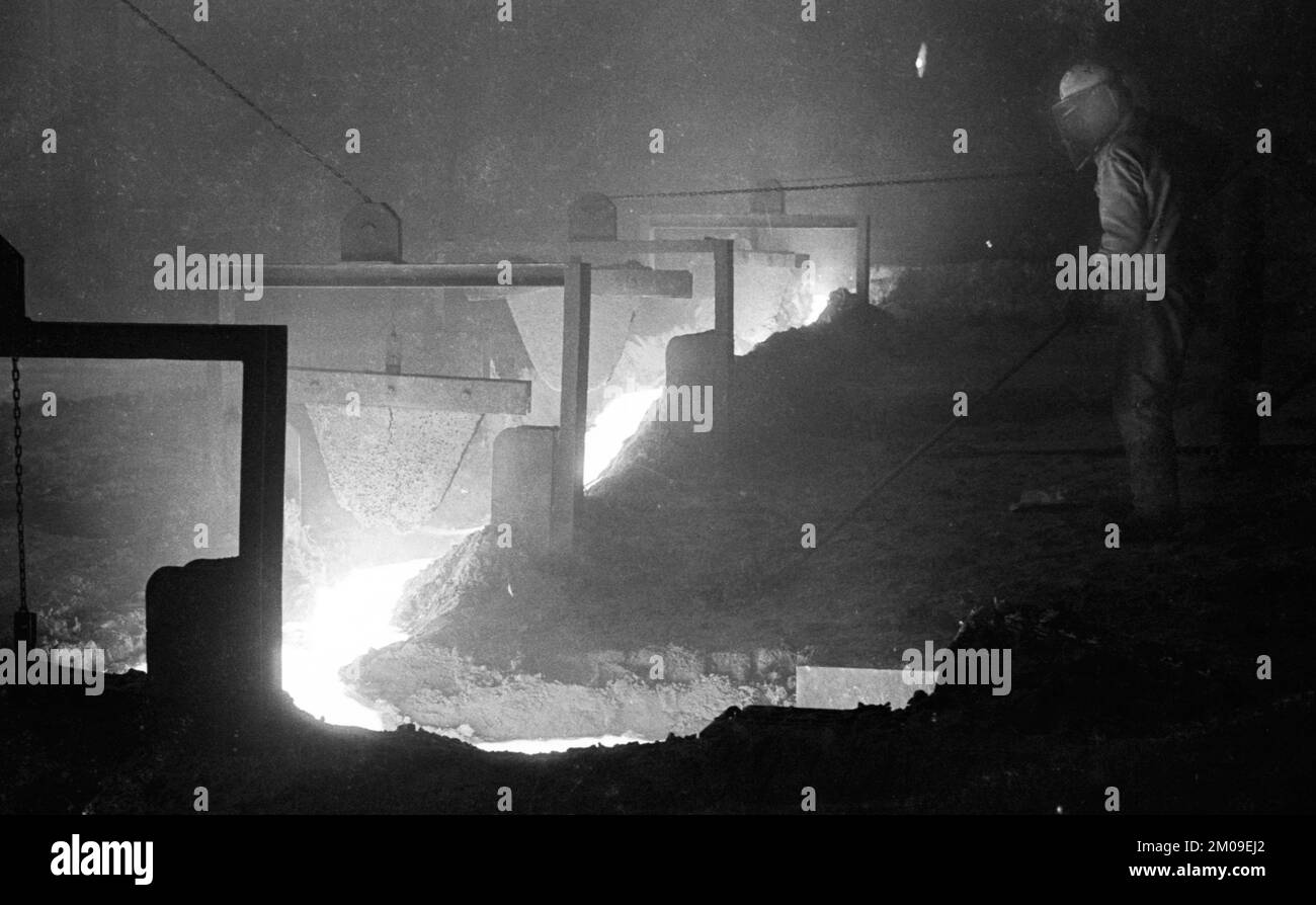 Stahlproduktion im Stahlwerk der Hoesch AG in Westfalenhuette am 4.12.1974 am Hochofenwerk und Siemens Martin Ofen (SM) in Dortmund, Ger Stockfoto