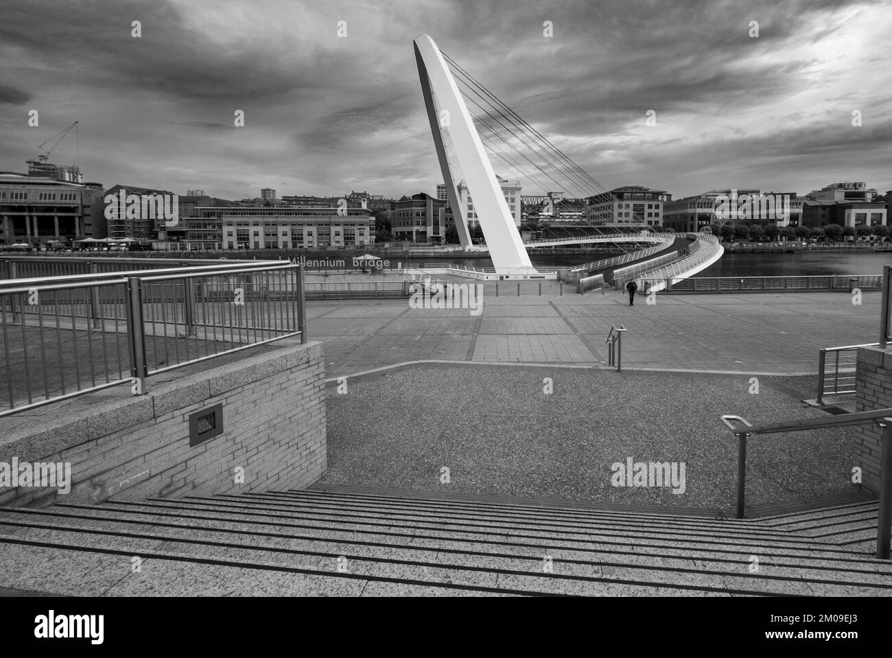 Ultrabreites Bild aus Balck und Weiß von Millennium Bridge Gateshead an einem stürmischen Sommermorgen Stockfoto