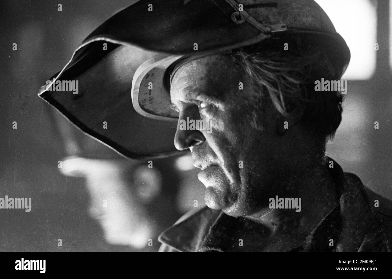 Stahlproduktion im Stahlwerk der Hoesch AG in Westfalenhuette am 4.12.1974 am Hochofenwerk und Siemens Martin Ofen (SM) in Dortmund, Ger Stockfoto