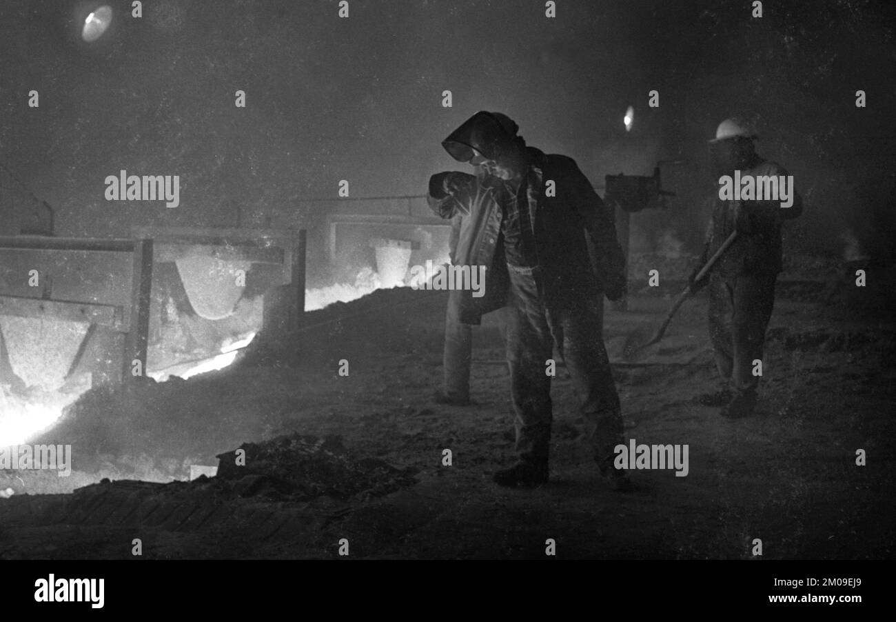 Stahlproduktion im Stahlwerk der Hoesch AG in Westfalenhuette am 4.12.1974 am Hochofenwerk und Siemens Martin Ofen (SM) in Dortmund, Ger Stockfoto