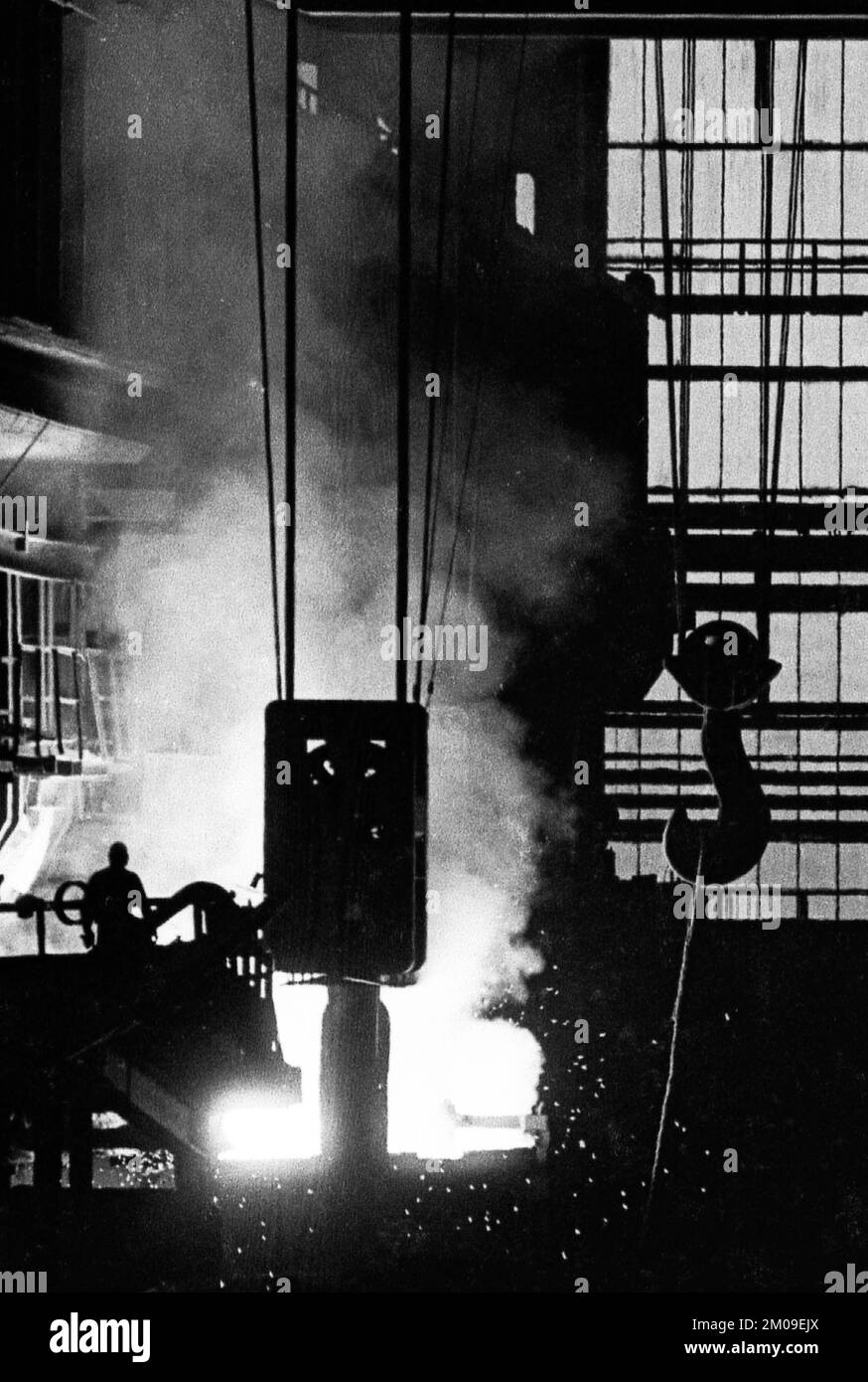 Stahlproduktion im Stahlwerk der Hoesch AG in Westfalenhuette am 4.12.1974 am Hochofenwerk und Siemens Martin Ofen (SM) in Dortmund, Ger Stockfoto