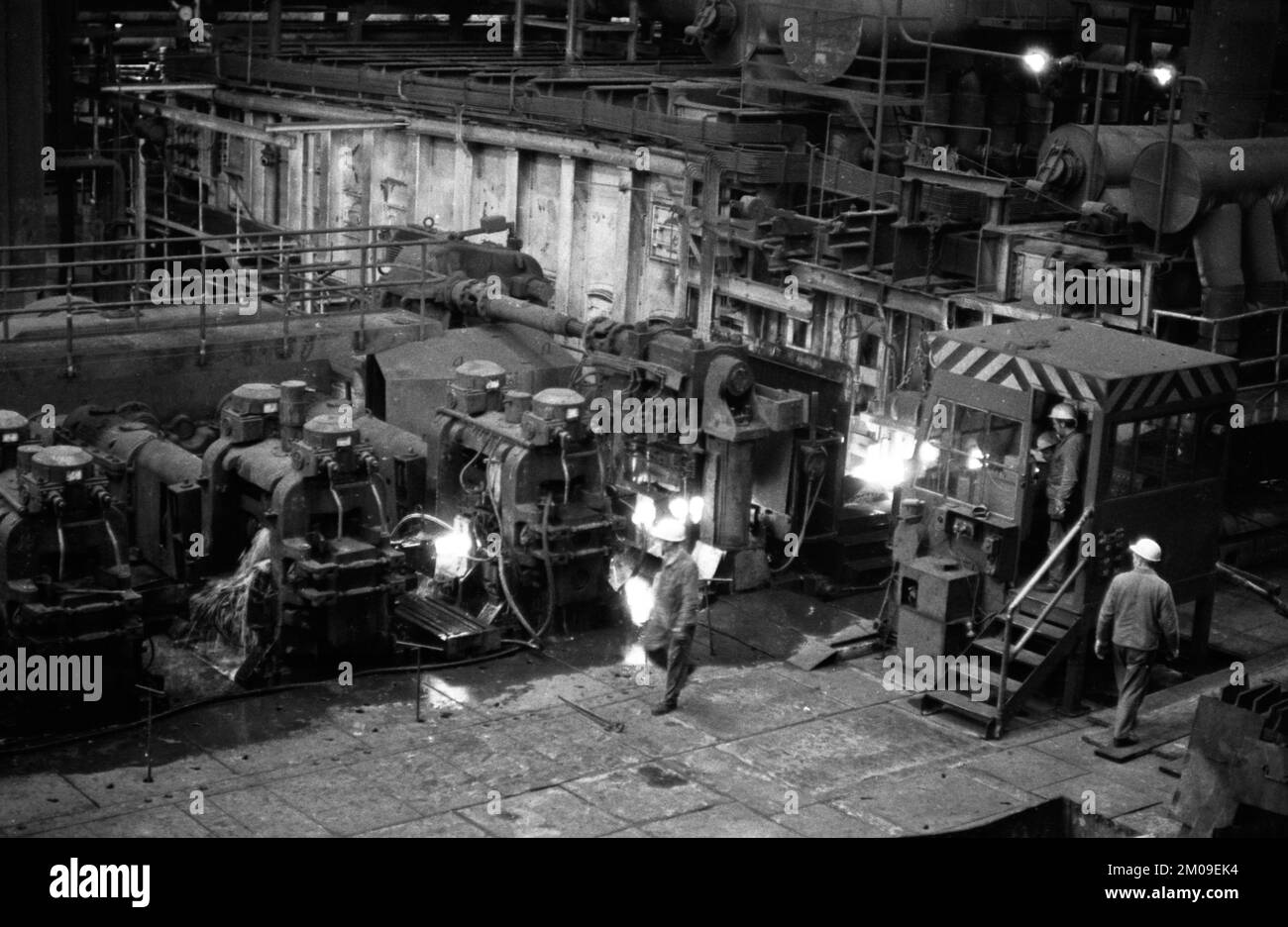 Stahlproduktion im Stahlwerk der Hoesch AG in Westfalenhuette am 4.12.1974 am Hochofenwerk und Siemens Martin Ofen (SM) in Dortmund, Ger Stockfoto