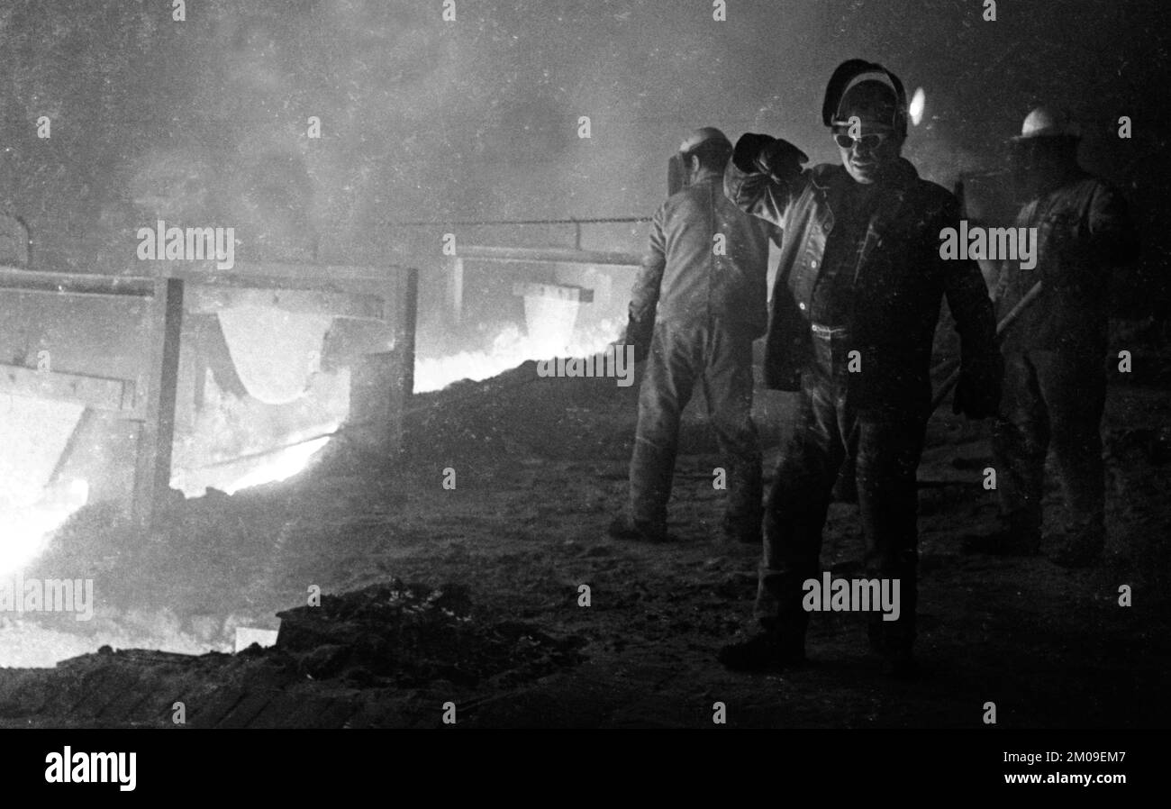 Stahlproduktion im Stahlwerk der Hoesch AG in Westfalenhuette am 4.12.1974 am Hochofenwerk und Siemens Martin Ofen (SM) in Dortmund, Ger Stockfoto