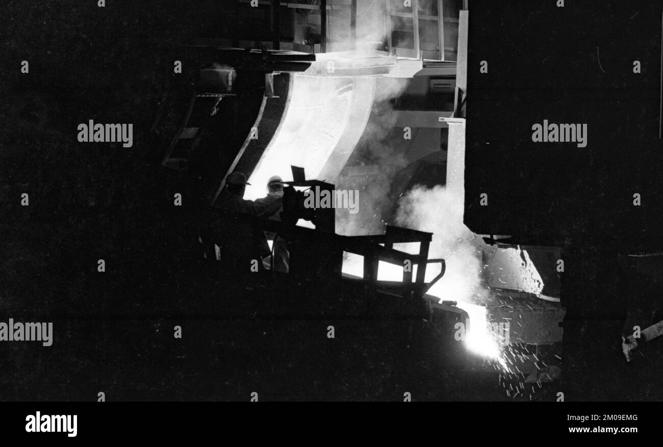 Stahlproduktion im Stahlwerk der Hoesch AG in Westfalenhuette am 4.12.1974 am Hochofenwerk und Siemens Martin Ofen (SM) in Dortmund, Ger Stockfoto