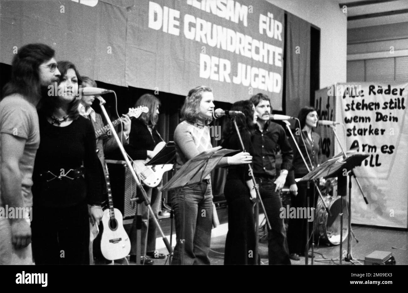 Die linksorientierte sozialistische Deutsche Arbeiterjugend (SDAJ) feierte 70 Jahre der Arbeiterjugendbewegung mit einer Festveranstaltung in Bremen, Deutschland, o Stockfoto