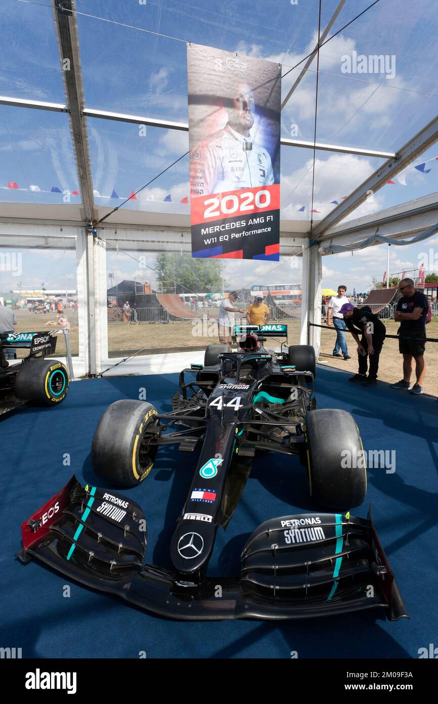 Vorderansicht des Sir Lewis Hamiltons 2022 F1, des Mercedes AMG F1 W11 EQ Performance Rennwagens mit Meisterschaft, auf dem 2022 Silverstone Classic Stockfoto