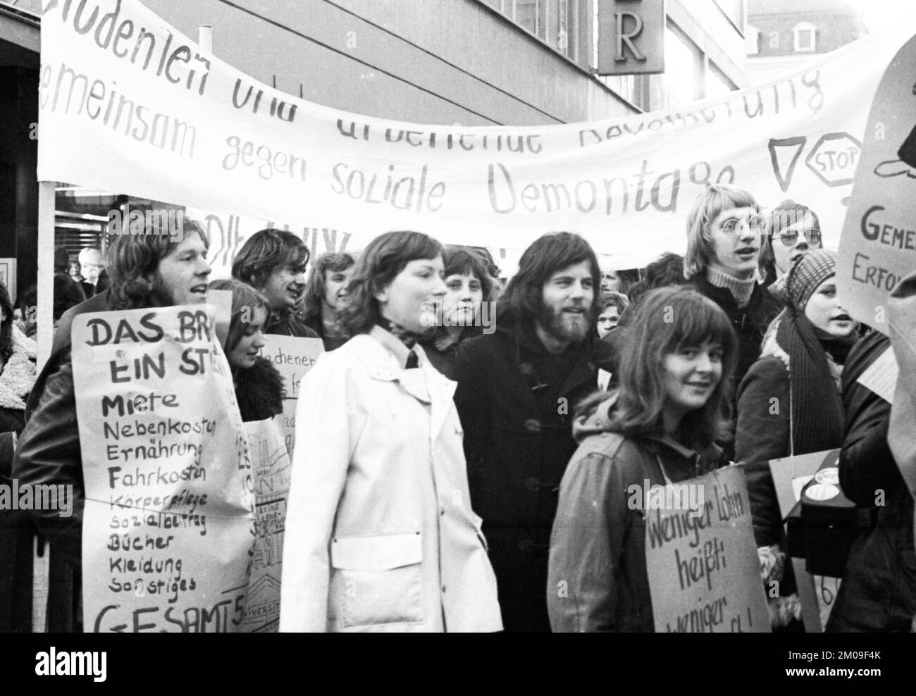 Studierende, überwiegend von Universitäten in Nordrhein-Westfalen, demonstrierten über das Bonner Stadtzentrum für mehr Bildungsbeihilfen (Bafoeg) und Löhne Stockfoto