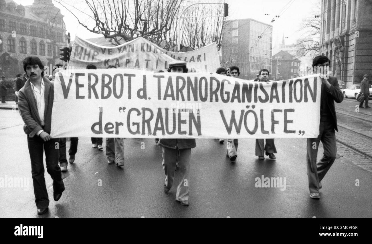 Ein Verbot der rechten türkischen Organisation Graue Woelfe und der NPD wurde von überwiegend türkischen Demonstranten am 01.03.1980 in Remscheid gefordert. Stockfoto