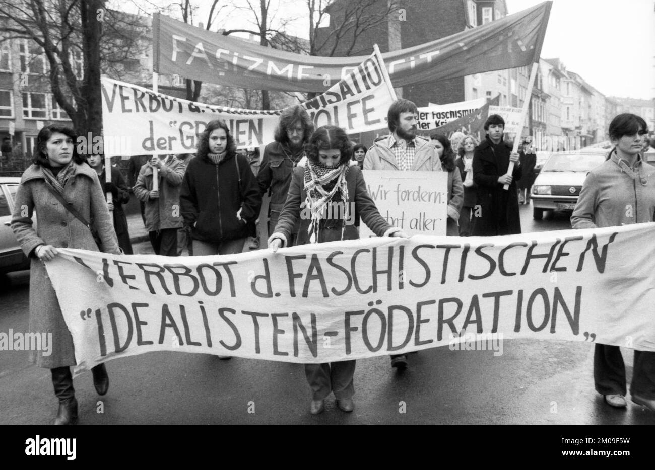 Ein Verbot der rechten türkischen Organisation Graue Woelfe und der NPD wurde von überwiegend türkischen Demonstranten am 01.03.1980 in Remscheid gefordert. Stockfoto