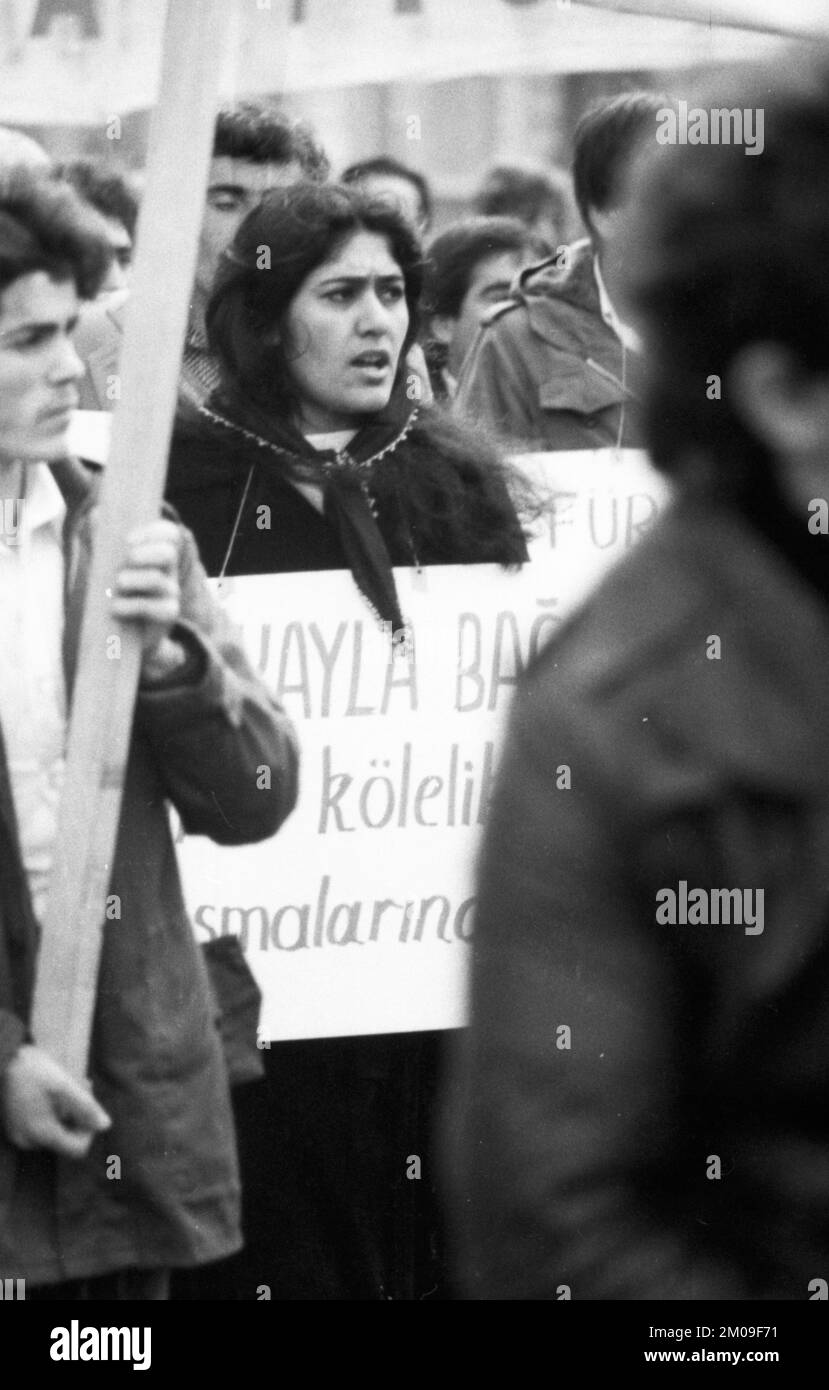 Ein Verbot der rechten türkischen Organisation Graue Woelfe und der NPD wurde von überwiegend türkischen Demonstranten am 01.03.1980 in Remscheid gefordert. Stockfoto
