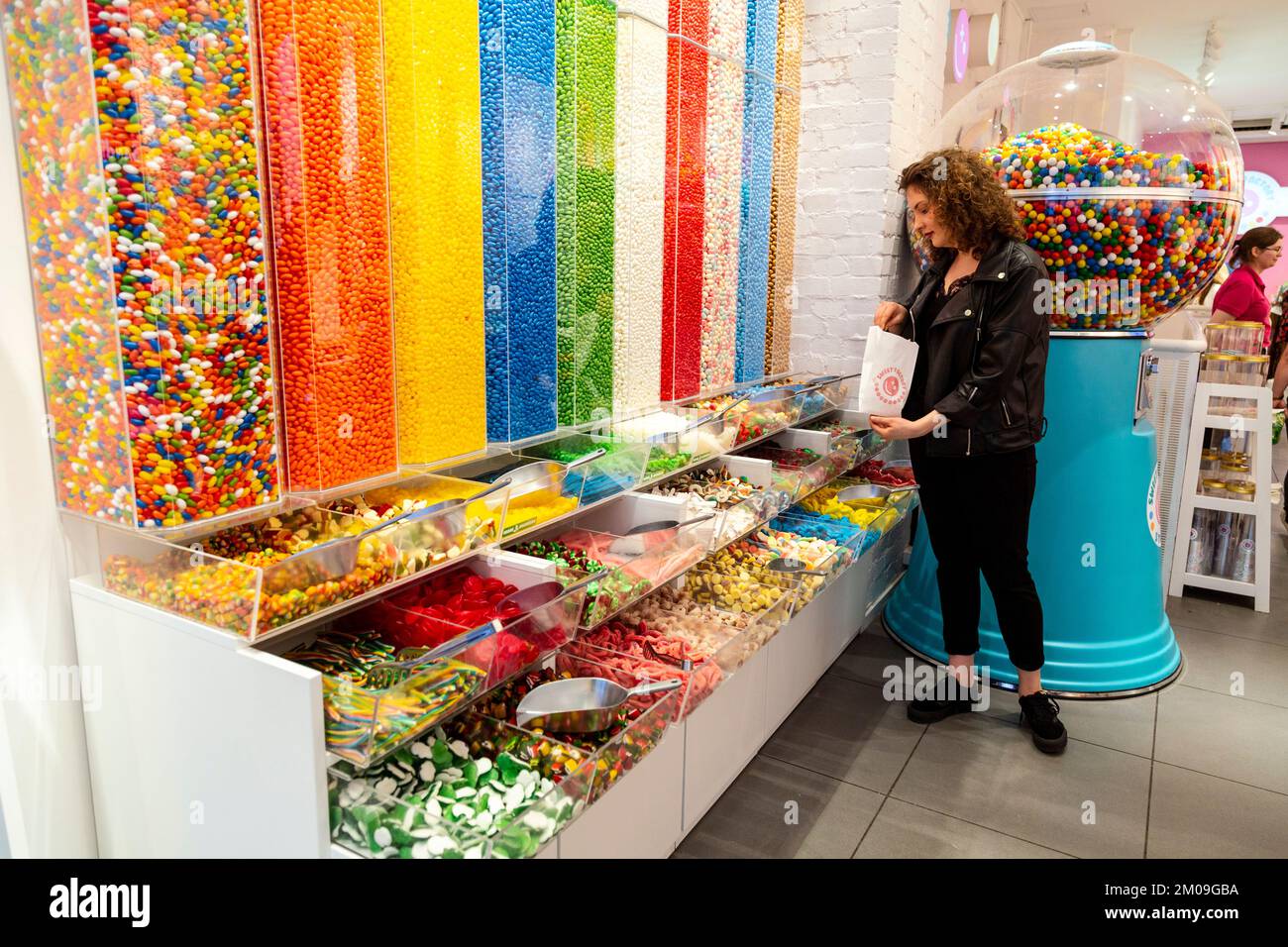 Mädchen, die Pick-and-Mix-Süßigkeiten im Sweet Factory Store, Torun, Polen auswählt Stockfoto