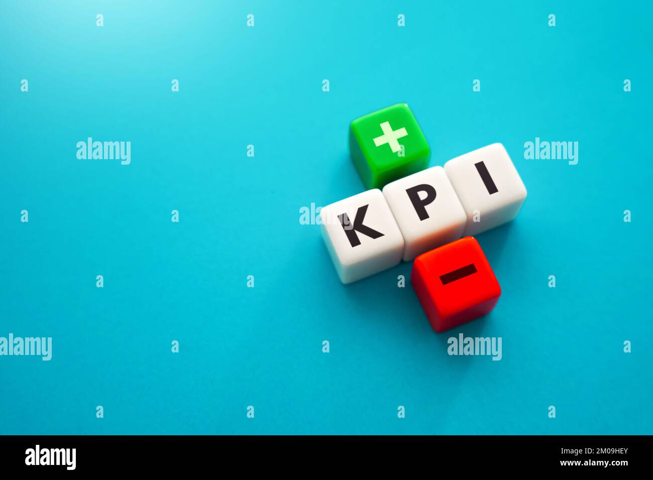 KPI erhöhen und senken. Leistungskennzahlen. Effizienz und Leistung beim Erreichen des Ziels. Berechnung der erforderlichen Ressourcen und t Stockfoto