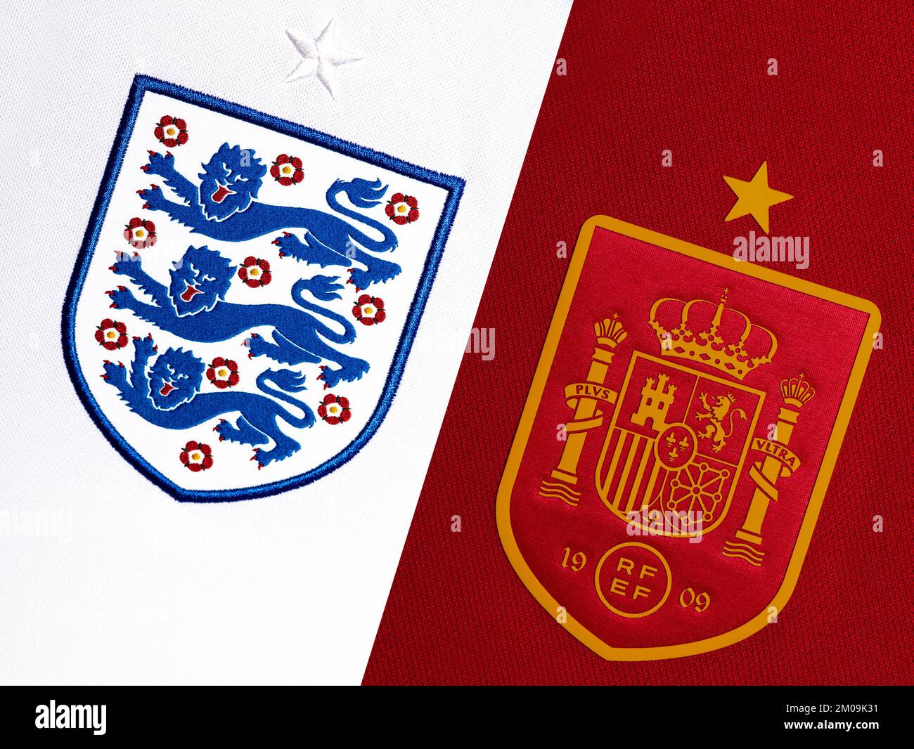 Nahaufnahme des Wappen der Nationalfußballmannschaft auf dem Heimtrikot. FIFA Weltmeisterschaft Katar 2022 Stockfoto