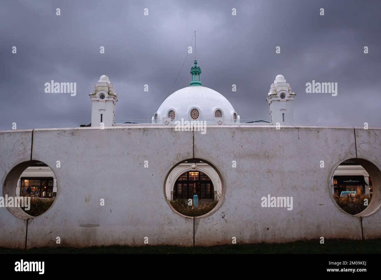 Sonnenuntergang über den weißen Kuppeln der viktorianischen Spanischen Stadt in Whitley Bay in North Tyneside Stockfoto