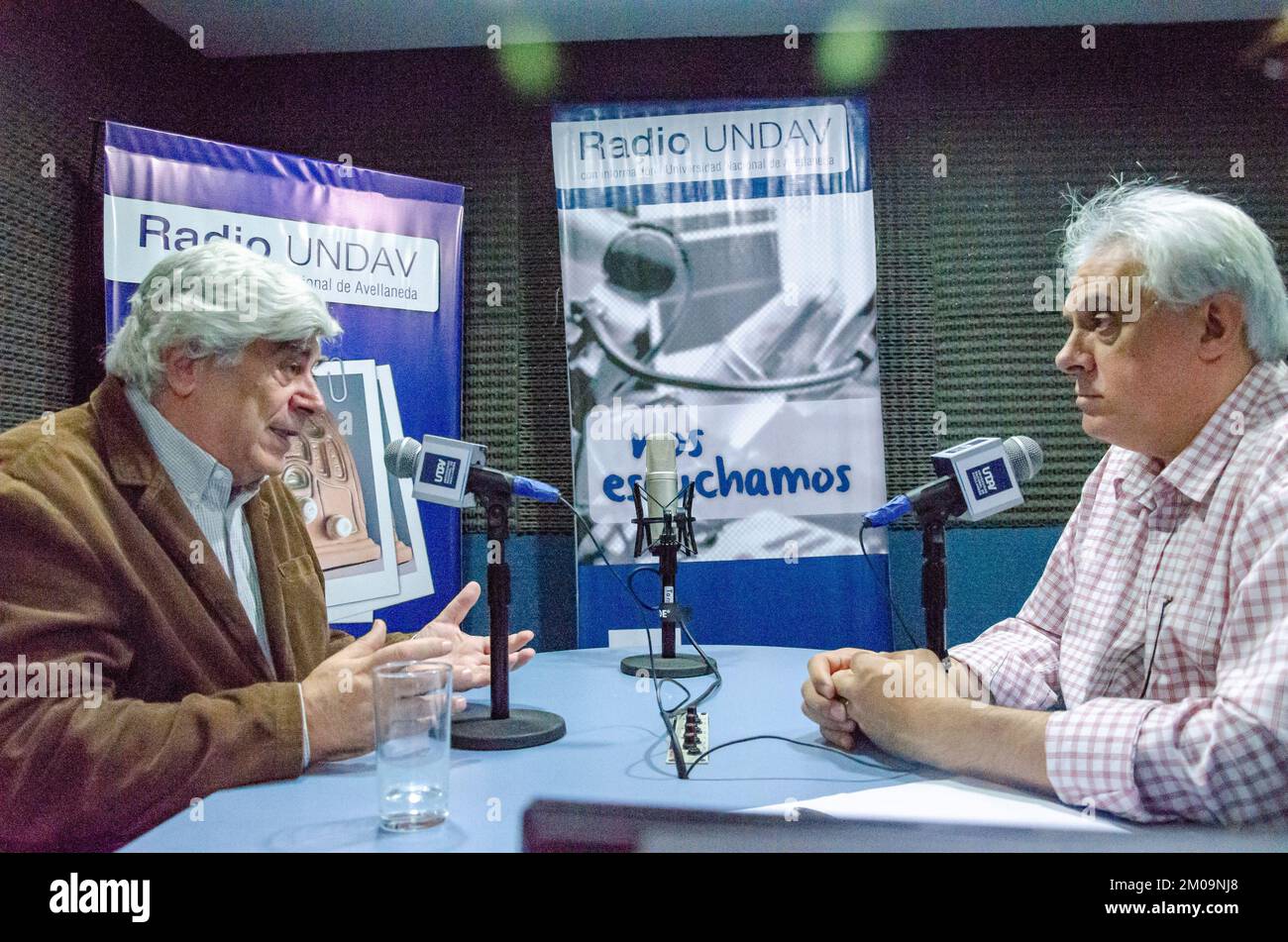 Avellaneda, Buenos Aires, Argentinien - 12. Mai 2014: Der Dichter, Philosoph und Journalist Vicente Zito Lema in einem Interview an einer Universitätsfunkanstalt Stockfoto