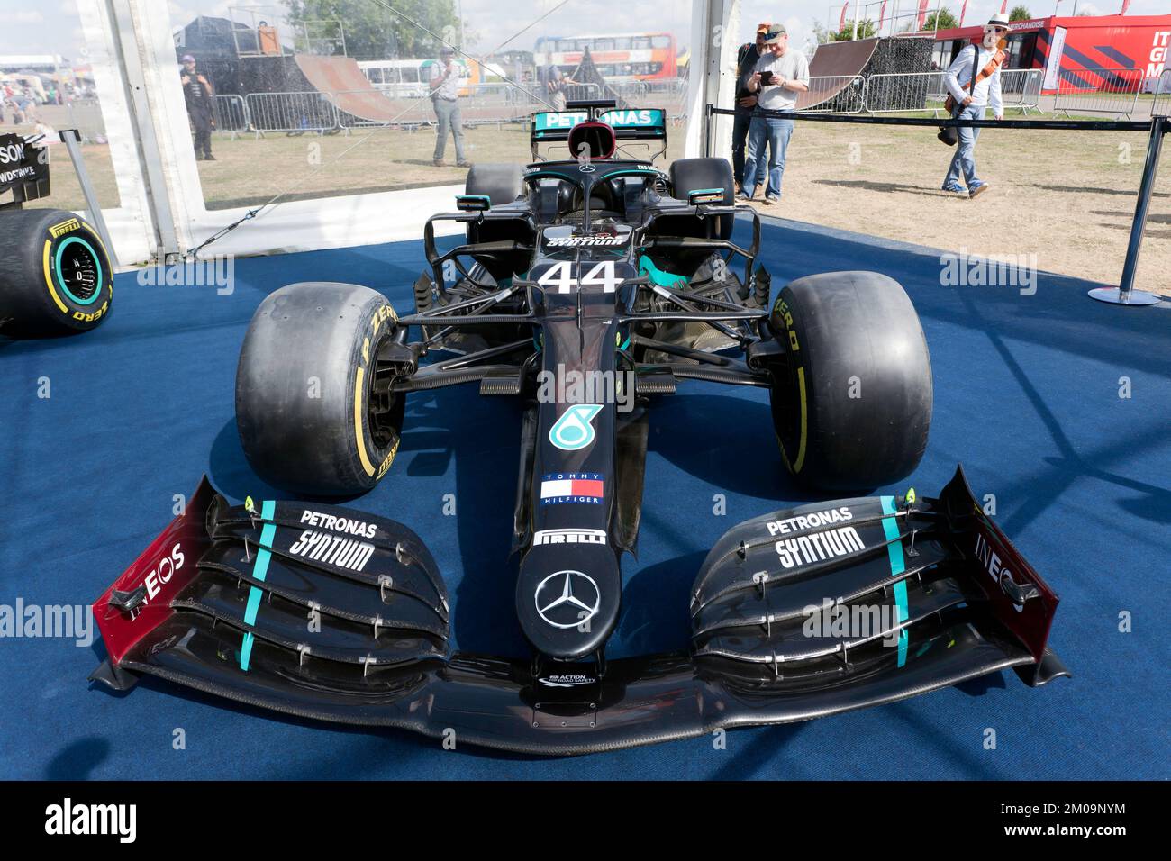 Vorderansicht des Sir Lewis Hamiltons 2022 F1, des Mercedes AMG F1 W11 EQ Performance Rennwagens mit Meisterschaft, auf dem 2022 Silverstone Classic Stockfoto