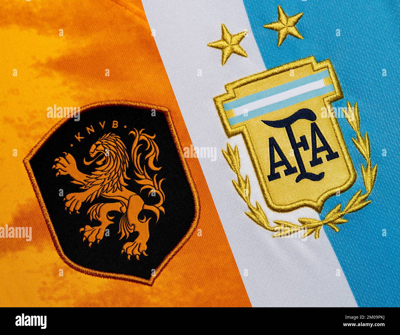 Nahaufnahme des Wappen der Nationalfußballmannschaft auf dem Heimtrikot. FIFA Weltmeisterschaft Katar 2022 Stockfoto