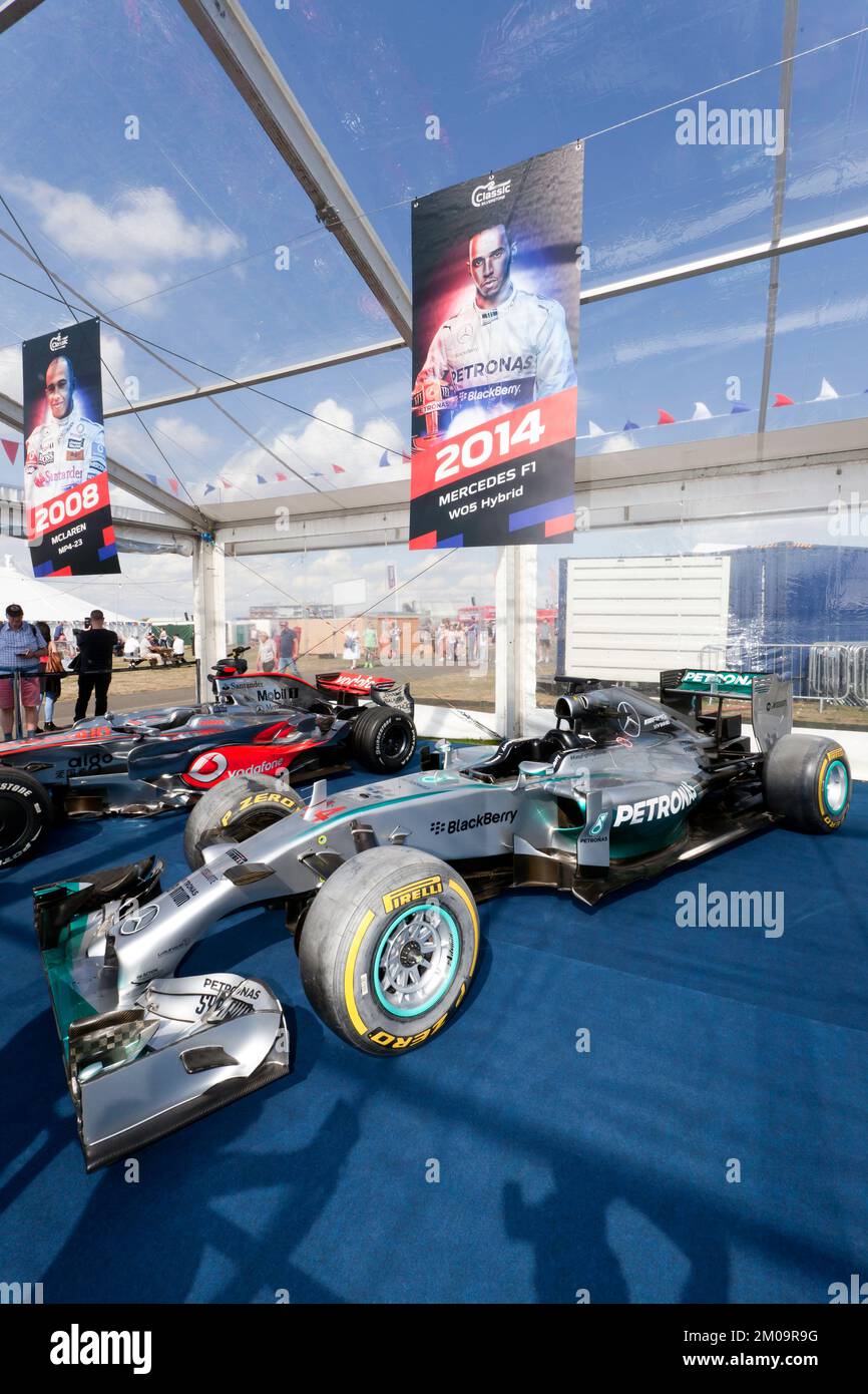 Blick auf Sir Lewis Hamiltons Formel-1-Sieger des Mercedes F1 W05 Hybrid-Rennwagens 2014, ausgestellt im Silverstone Classic 2022 Stockfoto
