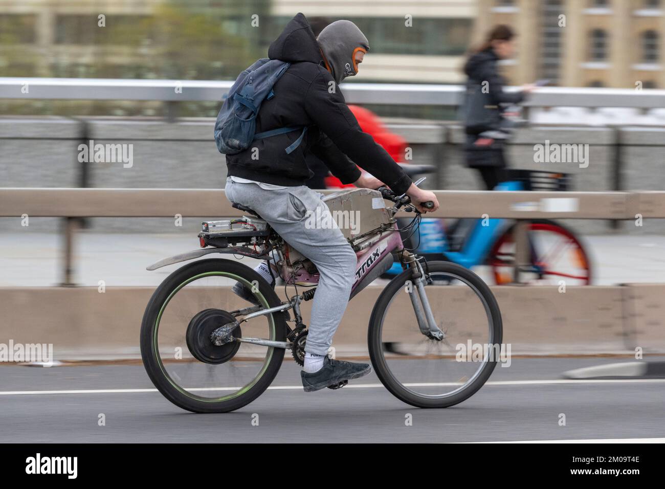 Ein Mann pendelt mit einem E-Bike über die London Bridge, London, Großbritannien. 18. November 2022 Stockfoto