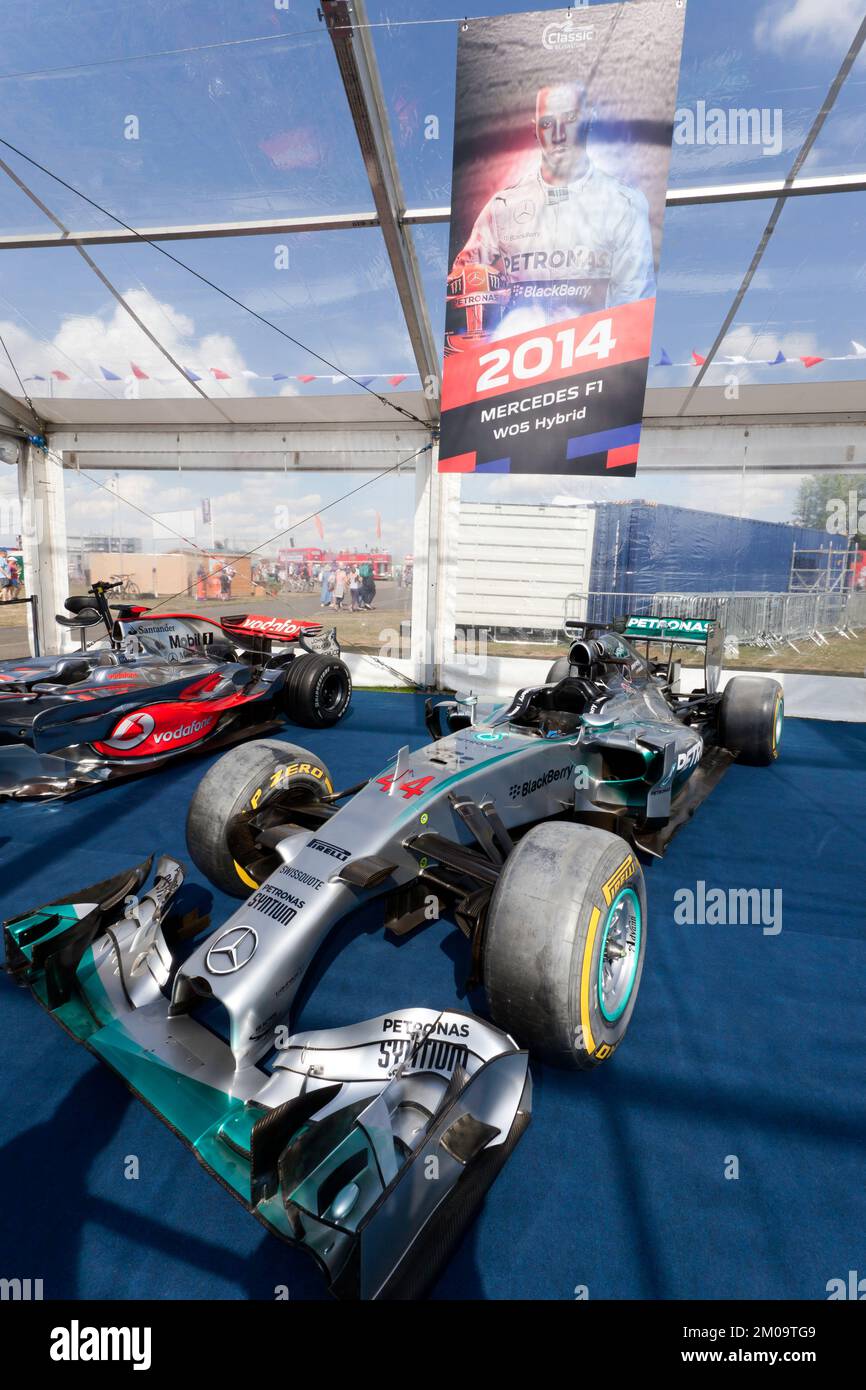 Blick auf Sir Lewis Hamiltons Formel-1-Sieger des Mercedes F1 W05 Hybrid-Rennwagens 2014, ausgestellt im Silverstone Classic 2022 Stockfoto